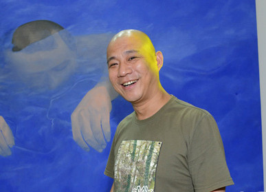 藝術家方力鈞：“光頭”標志陶瓷作品