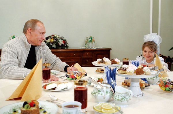 普京送灰姑娘淡黃色連衣裙