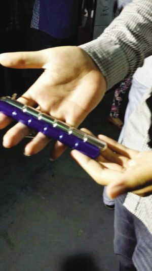 女大學(xué)生開(kāi)學(xué)獲贈(zèng)“防狼器”為禮品