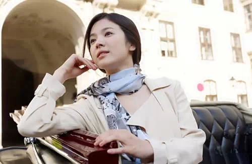 太平輪駛過(guò)，看喬妹如何巧搭絲巾成焦點(diǎn)！